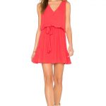 Yazlık Mini Elbise Modelleri Kırmızı Kısa Askılı V Yaka Bağcıklı Günlük Elbise