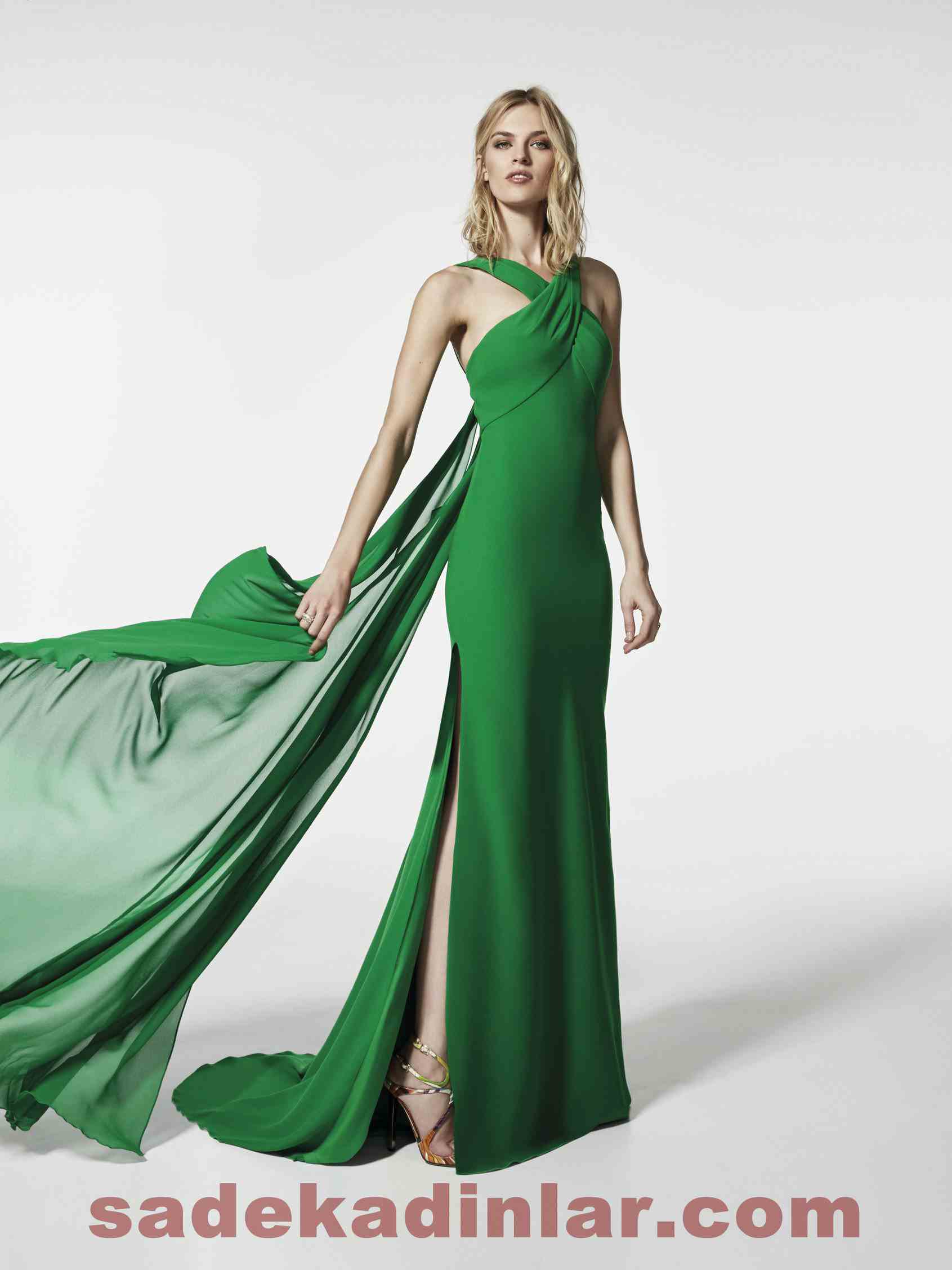 Pronovias Abiye Modelleri 2018 Çapraz askılı Bacak dekolteli Yeşil Abiye Elbise