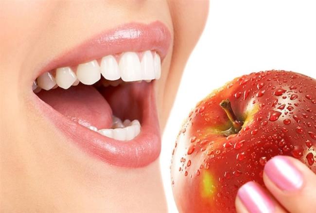 Elma İle Evde Doğal Diş Beyazlatma Yöntemleri