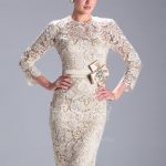 2022 Abiye Elbise krem renkli dizaltı uzun kollu güpür kumaşlı belden kurdela fiyonklu Abiye Modeli