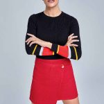 Trendyol'da Şık Kombinler, Kırmızı Kısa Mini Etek Siyah Koları Renkli Kazak