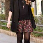 2022 Modasının En Güzel Mini Kloş Etek Kombinleri Siyah Kısa Desenli Etek Siyah Kazak ve Ceket