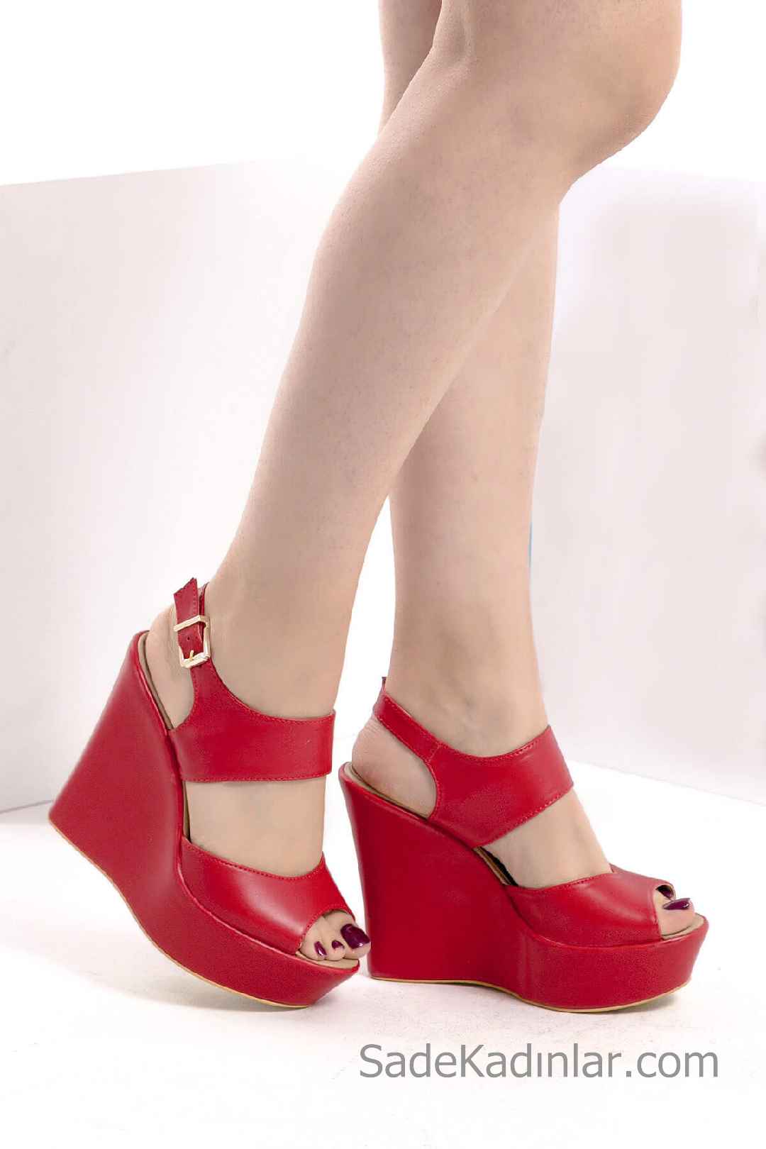 Dolgu Topuk Ayakkabı Modelleri Kırmızı Kalın Bantlı Yandan Tokalı