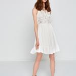Koton Beyaz Elbise Modelleri Kısa Boyundan Askılı Nakış İşlemeli Kloş Etekli