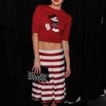 Miley Cyrus'un Midi Kırmızı Pileli Etek Kombini