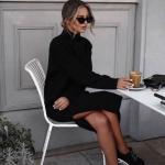 2022 Bayan Örgü Elbise Modelleri Siyah Midi Boğazlı Yandan Yırtmaçlı
