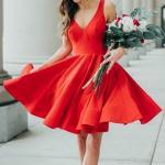 2022 Sevgililer Günü İçin Abiye Elbise Modelleri Kırmızı Mini Askılı V Yakalı Kloş Etekli