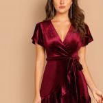 2022 Sevgililer Günü İçin Abiye Elbise Modelleri Vişne Kadife Mini Kısa Kollu V Yakalı Fırfır Detaylı